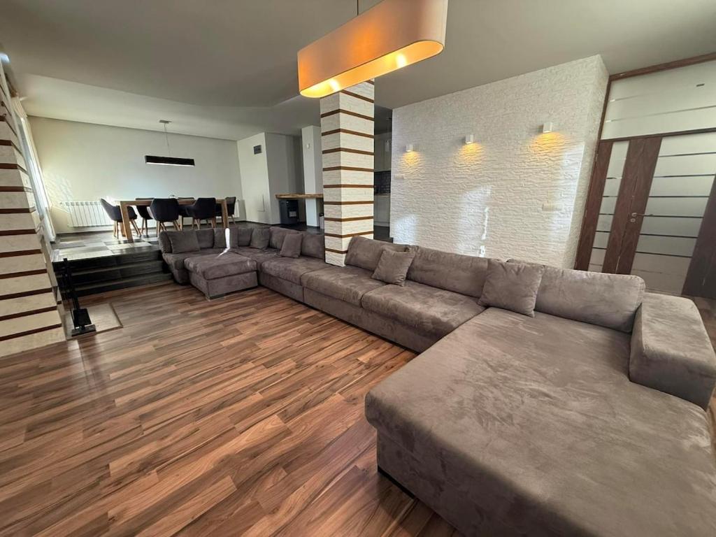 Una gran sala de estar con un sofá y una mesa. en Yarema Forest House, en Yarema residence zone