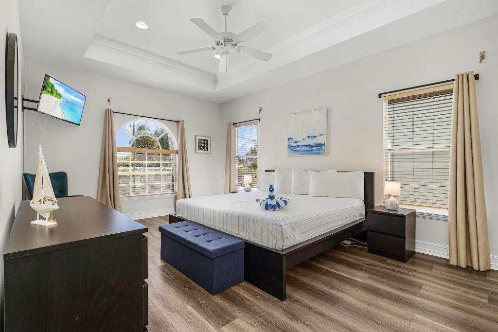 Ένα ή περισσότερα κρεβάτια σε δωμάτιο στο 241 Miramar Waves- 3BR with Heated Pool home