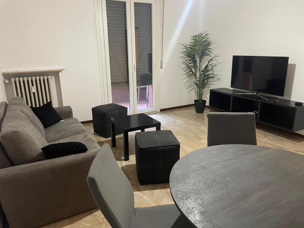 TV a/nebo společenská místnost v ubytování Oasi di relax a 2 passi dal centro