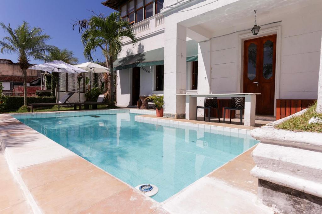 une piscine devant une maison dans l'établissement Villa St Teresa do Porto: HarboursideVilla-SeaViews-Pool-BBQ-StarLink-6Bedrm, à Rio de Janeiro