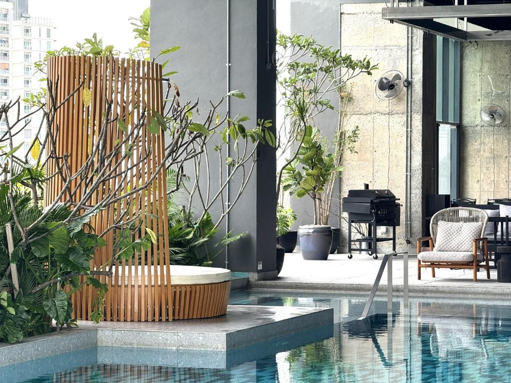 un patio con piscina y algunas plantas en Shō Hotel BreakX, en George Town