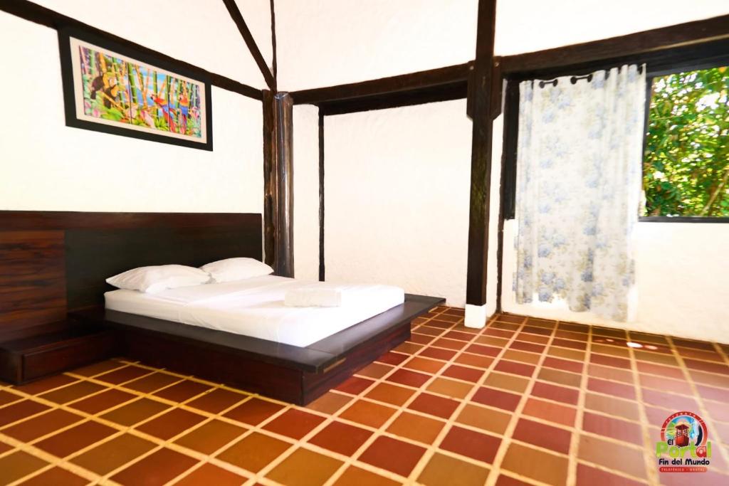 ein Schlafzimmer mit einem Bett und einem gefliesten Boden in der Unterkunft La Cabañita in Mocoa