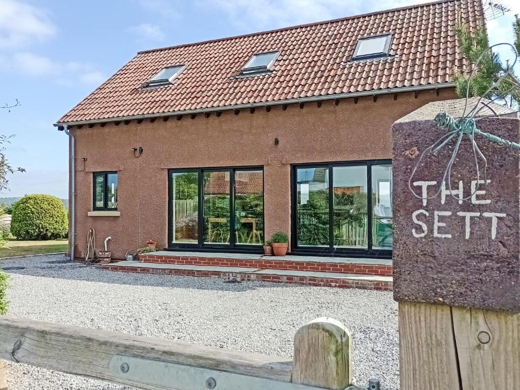 Chapel AllertonにあるThe Settの前に看板がある家