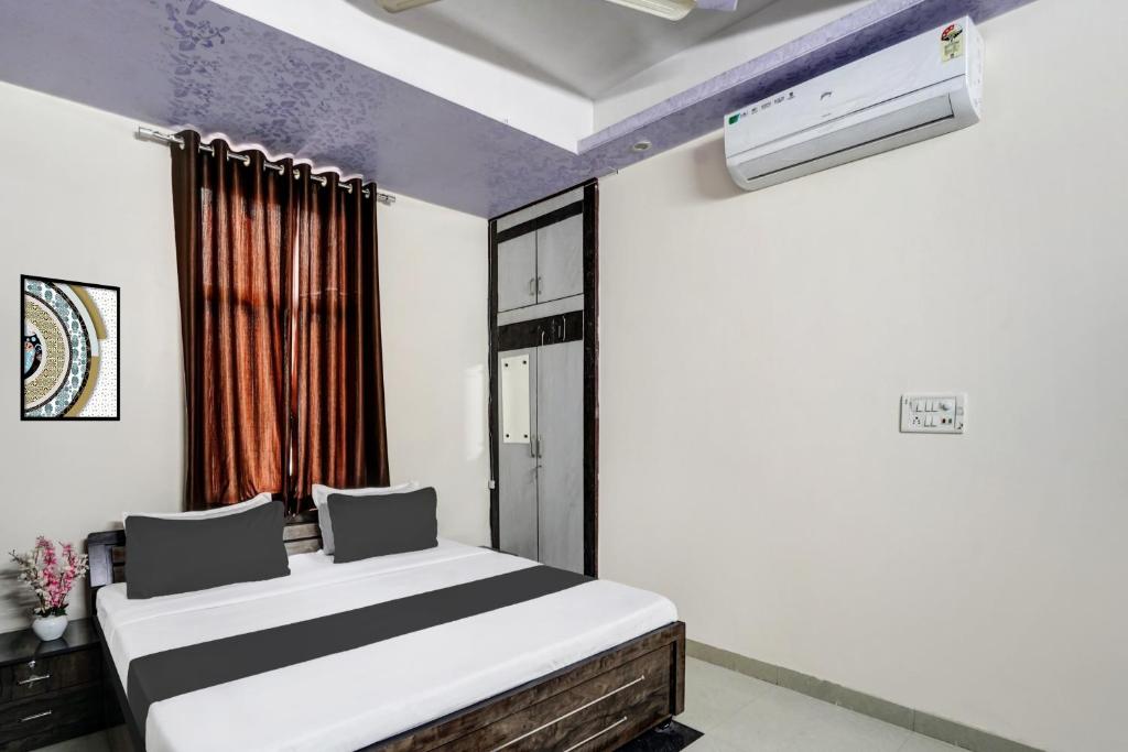 a room with a bed and a window at Super Hotel O Rudra palace in Jaipur