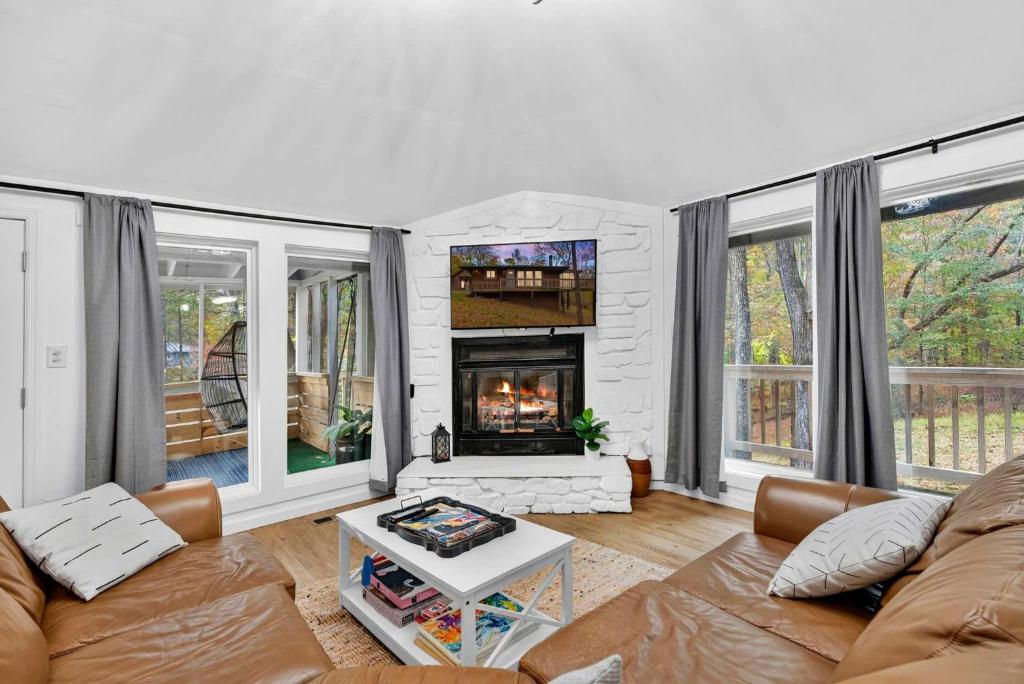 un salon avec un canapé et une cheminée dans l'établissement Resort Amenities Fire Pit Deck Grill & More, à Baxter