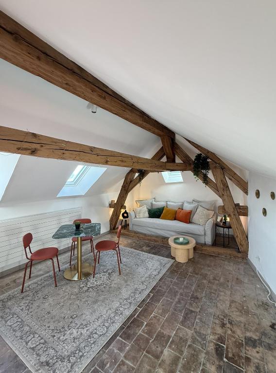 日内瓦Domaine à la Loëx的客厅里有一张沙发和一张桌子。