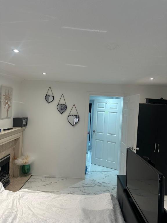 Ένα ή περισσότερα κρεβάτια σε δωμάτιο στο Luxury 1 Bedroom Back House In Lakeside