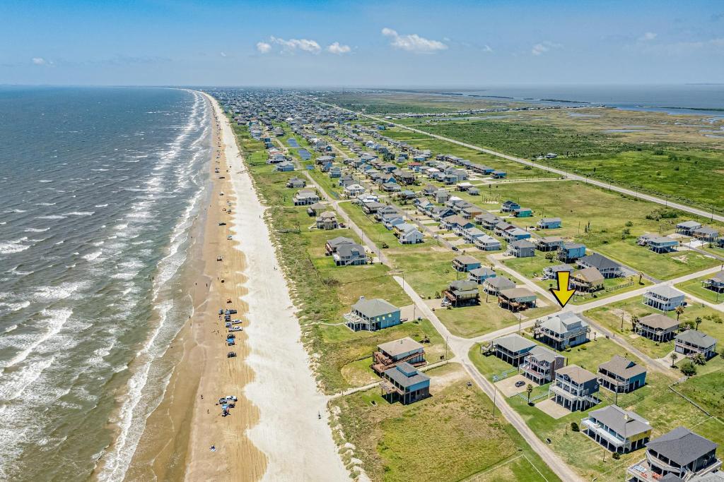 eine Luftansicht auf einen Strand mit einer Gruppe von Zelten in der Unterkunft Stunning Gulf Views Hot Tub Group Ready in Bolivar Peninsula