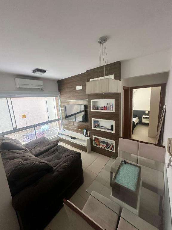 uma sala de estar com um sofá e um espelho em Melhor apartamento de capão! 100m da praia em Capão da Canoa