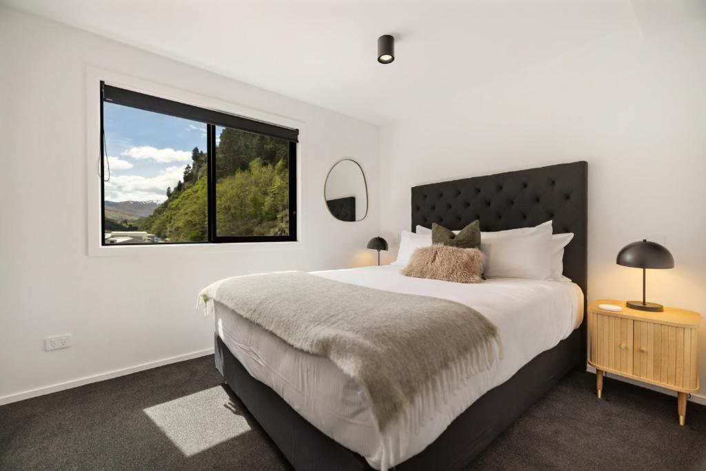 En eller flere senge i et værelse på Luxury Queenstown Apartment