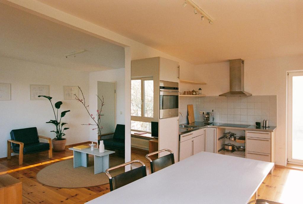a kitchen and living room with a table and chairs at Im Scheunhornweg in Werder