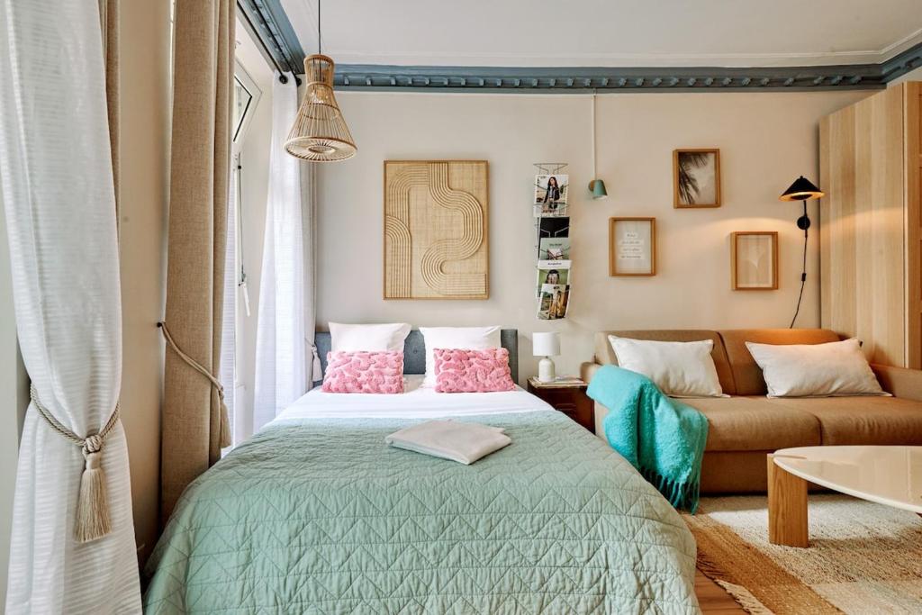 A small studio in Le Marais - VI