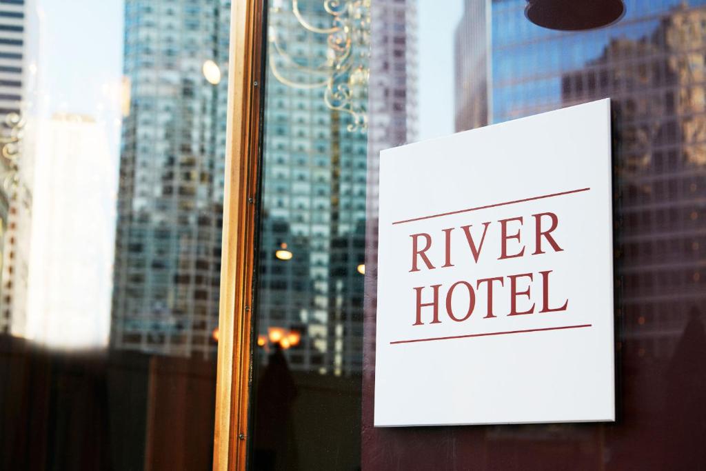 un cartel en una ventana de un hotel fluvial en River Hotel en Chicago