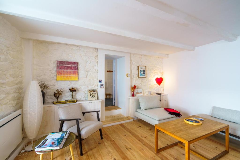 una sala de estar con una mesa y un sofá en Ty Beg-Hir - 10min à pied du Port, en Tréboul