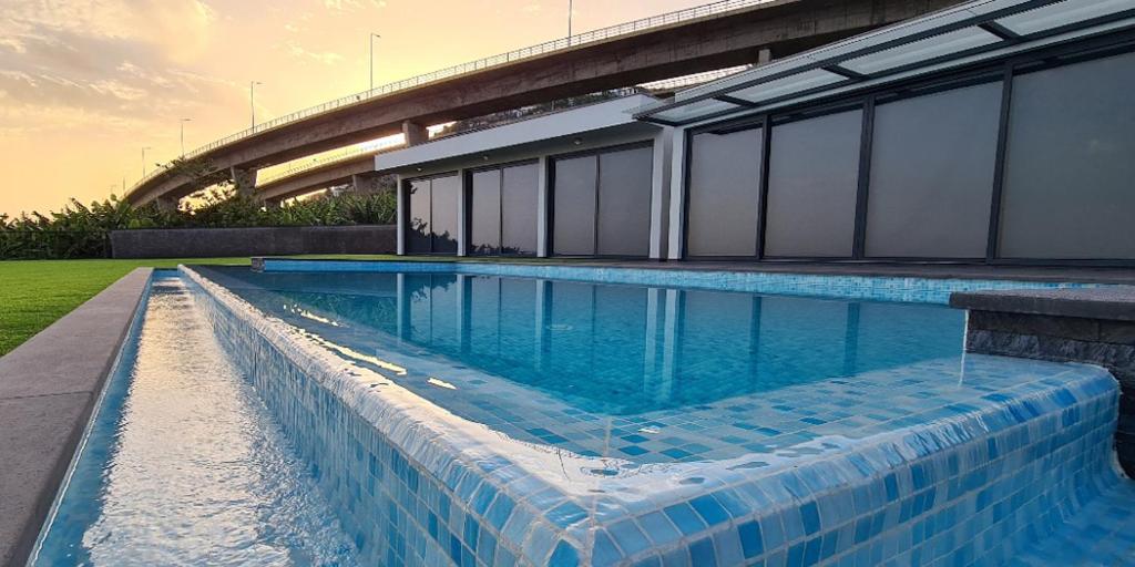 a swimming pool in front of a building at Luna Villa in Campanário