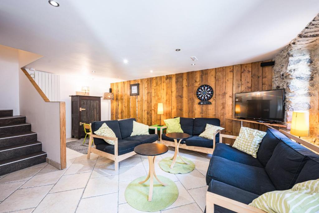 La CombeにあるLa Maison - Chalet DDA La Combeのリビングルーム(青いソファ、テレビ付)