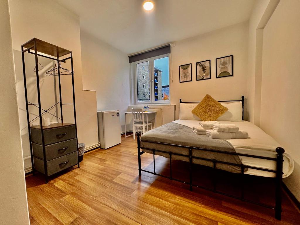 Postel nebo postele na pokoji v ubytování Cozy Private Room in Camden, near Regents Park