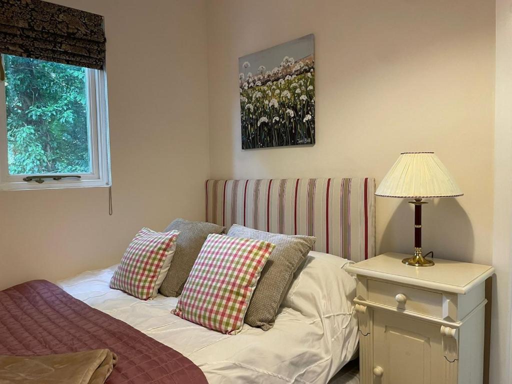 Postel nebo postele na pokoji v ubytování Woodland Cabin - Cotswold Way - Logs & Dogs