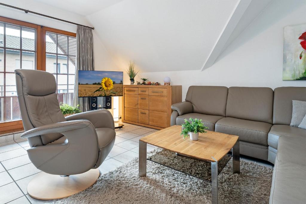 シャルボイツにあるSchmiedestraße 3 Wohnung 7のソファとテーブルのあるリビングルーム