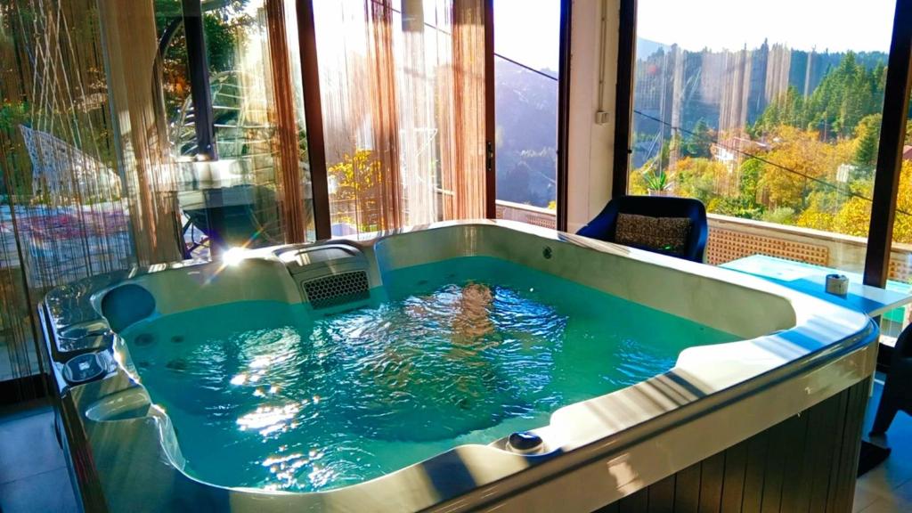 a jacuzzi tub in a room with a window at Villa Dremissa in Pávliani