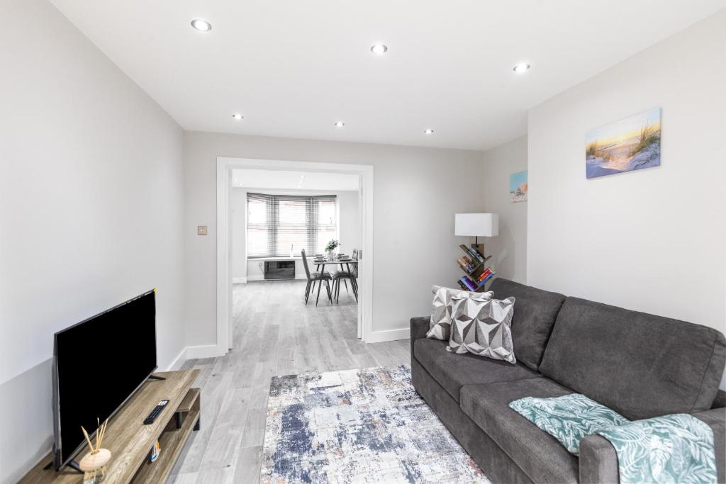 Μια τηλεόραση ή/και κέντρο ψυχαγωγίας στο Spacious 2-floor Flat Near Weymouth Seafront