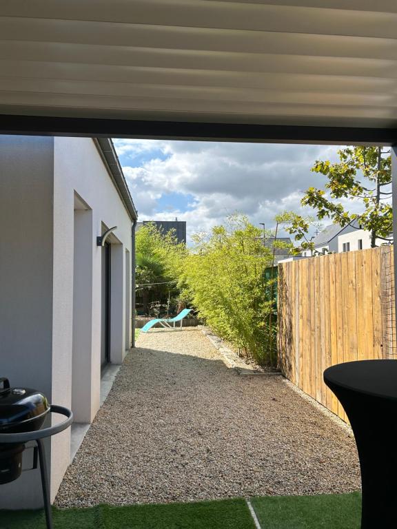 Una vista desde la sala de estar de una casa. en Villa Egret - Wifi - Jardin, en Dinard