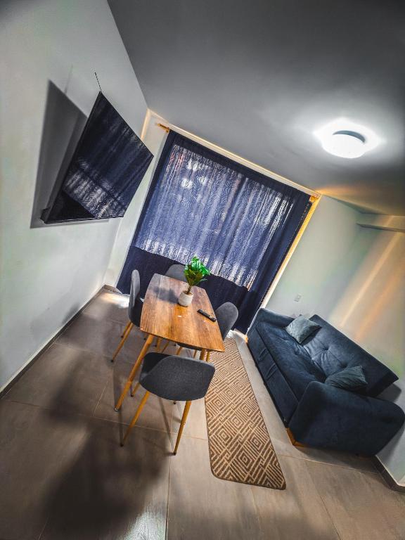 a small living room with a table and a couch at Moderno apartamento cerca de las mejores clínicas de la ciudad in Floridablanca