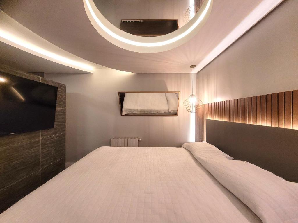 een slaapkamer met een groot bed en een tv bij Motel Daponti in Alegrete