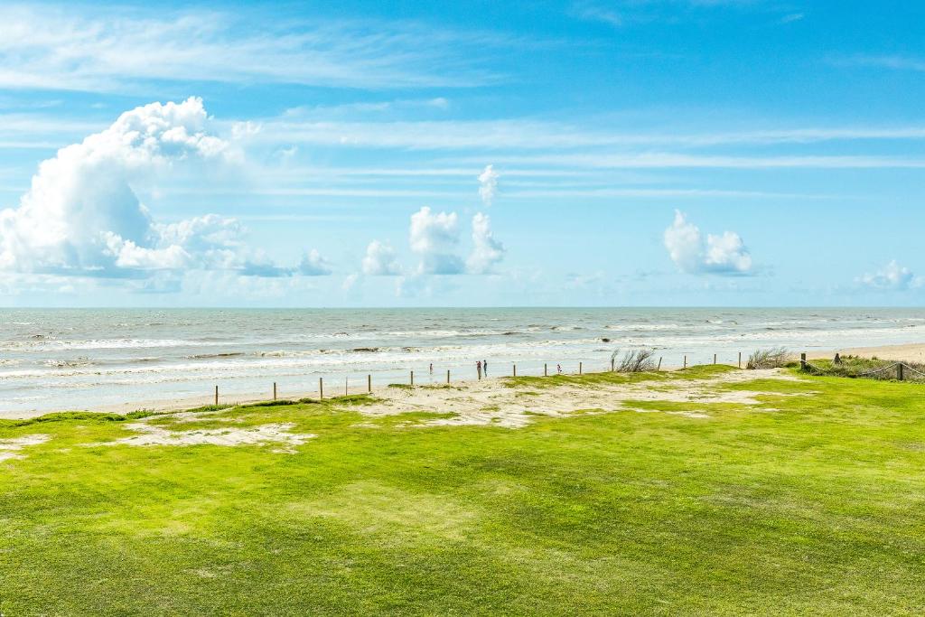 ein Blick auf den Strand mit dem Meer in der Unterkunft Stunning Beachfront Cargo Lift Fenced Yard in Caplen