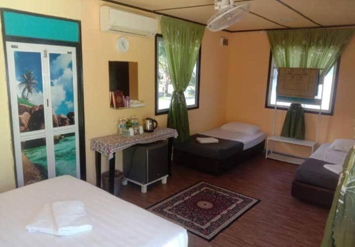 Postel nebo postele na pokoji v ubytování Mersing Barokahhill Beach Resort