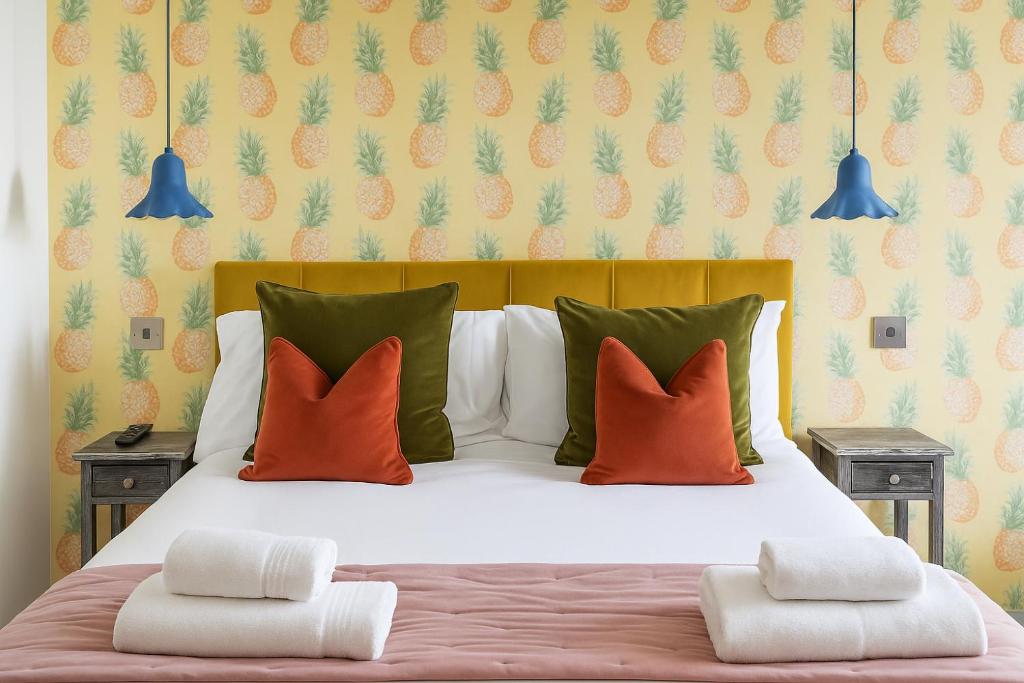 バースにあるDream Stays Bath - Kingsmead Streetのベッドルーム1室(オレンジと緑の枕が付いたベッド1台付)