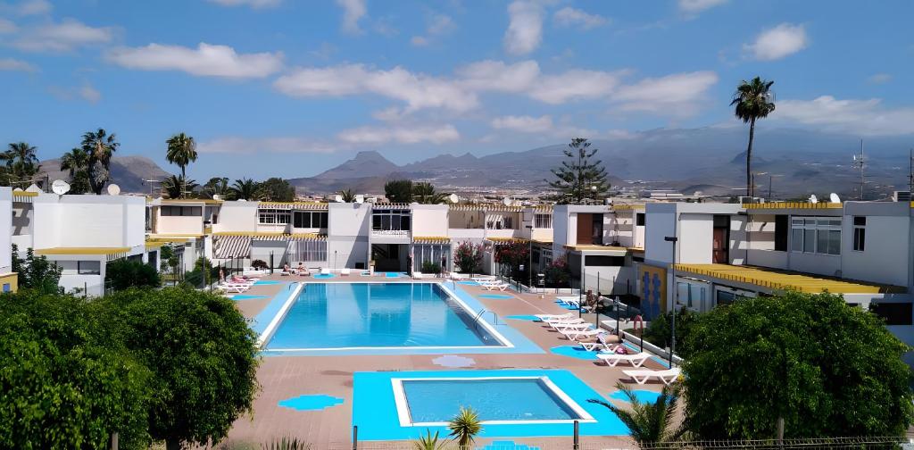 an overhead view of a swimming pool in a resort at Easystay Costa del Silencio Wifi in Costa Del Silencio