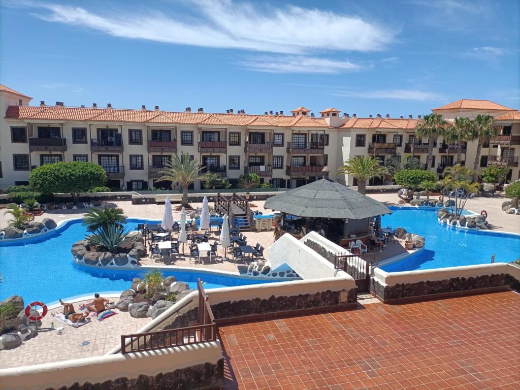 Blick auf ein Resort mit einem großen Pool in der Unterkunft Casa Marley – Balcòn Del Mar in Costa Del Silencio