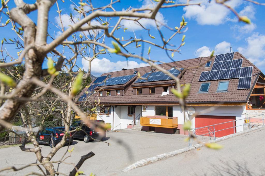 圣布拉辛Menzenschwand Kapellenweg by Kuckucksnest的屋顶装有太阳能电池板的房子