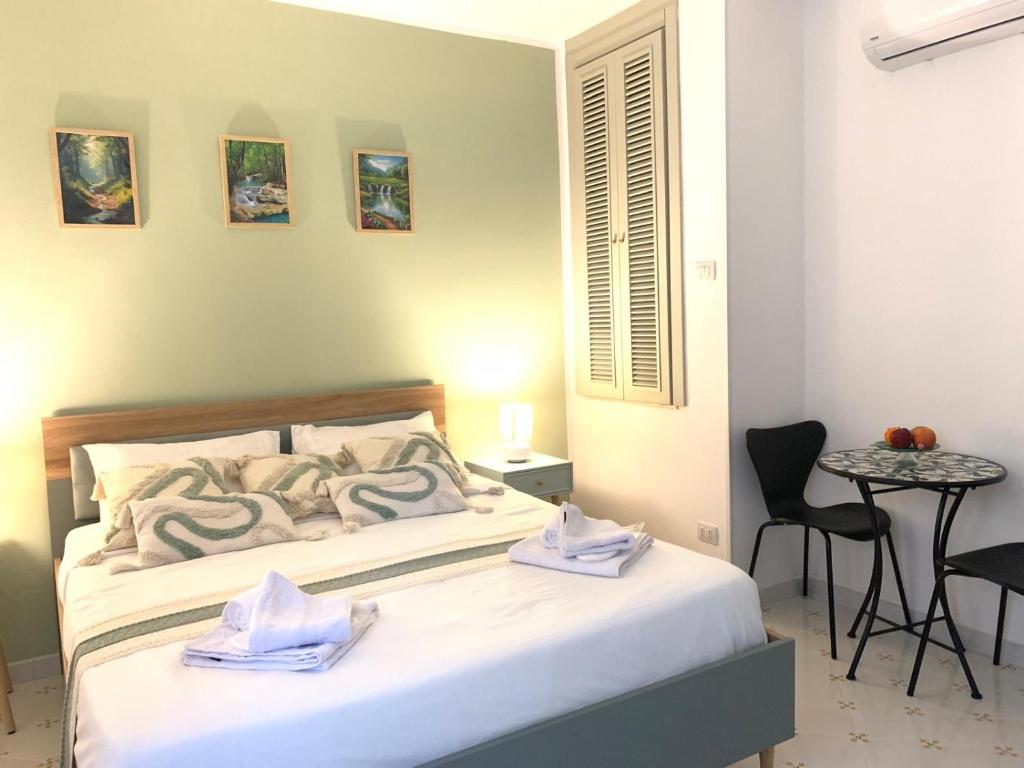 エーボリにあるAl Castello B&Bのタオルが敷かれたベッドのある寝室