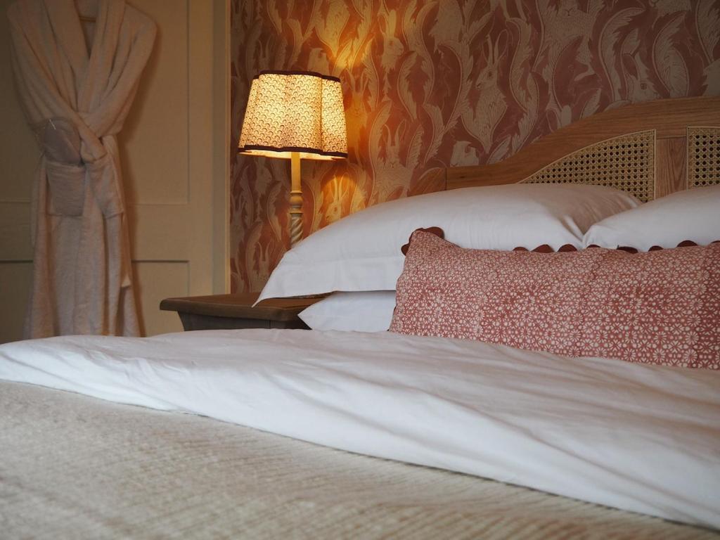 En eller flere senge i et værelse på Avenue Cottage with Hot Tub