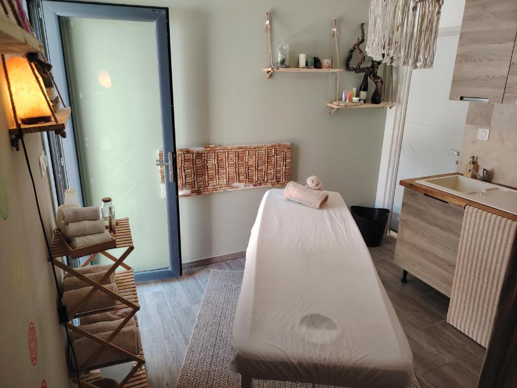 ピオランにあるSuite romantique avec jacuzzi privatifのバスルーム(ベッド付)が備わります。