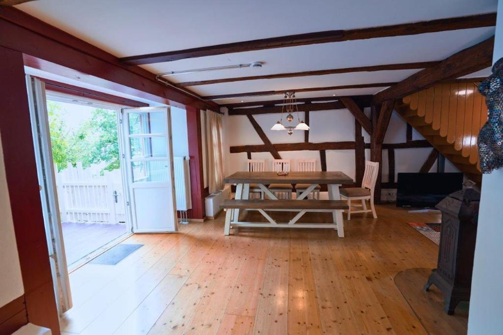 a living room with a table and a wooden floor at RefuKium alte Gerberei - Im Zentrum von Weißenburg in Weißenburg in Bayern