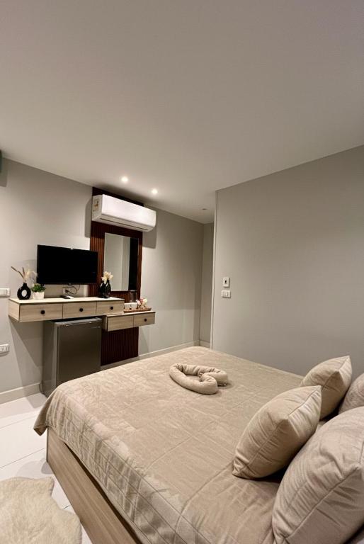 una camera con un grande letto e una scrivania di Origin Pyramids View Hotel a Il Cairo