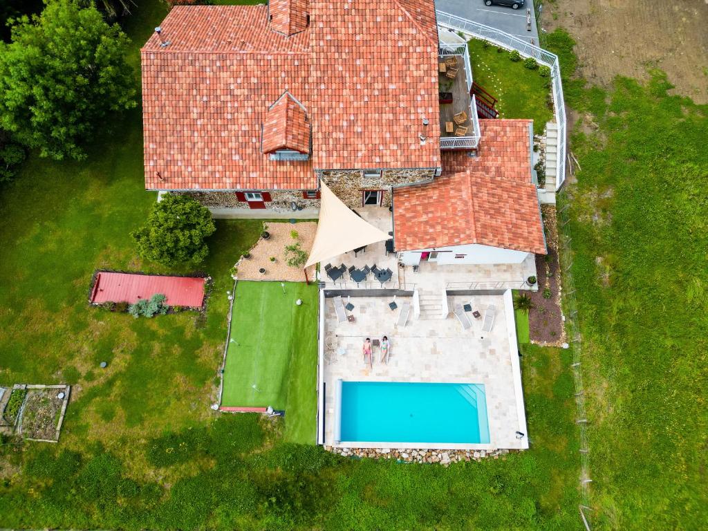 Πισίνα στο ή κοντά στο Maison Perbos 1556