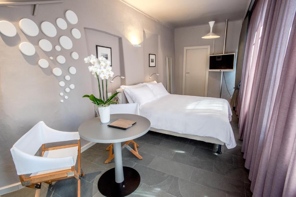 Llit o llits en una habitació de Uve Rooms & Wine Bar