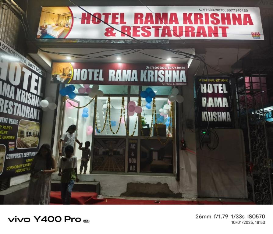 Et logo, certifikat, skilt eller en pris der bliver vist frem på Hotal rama krishna