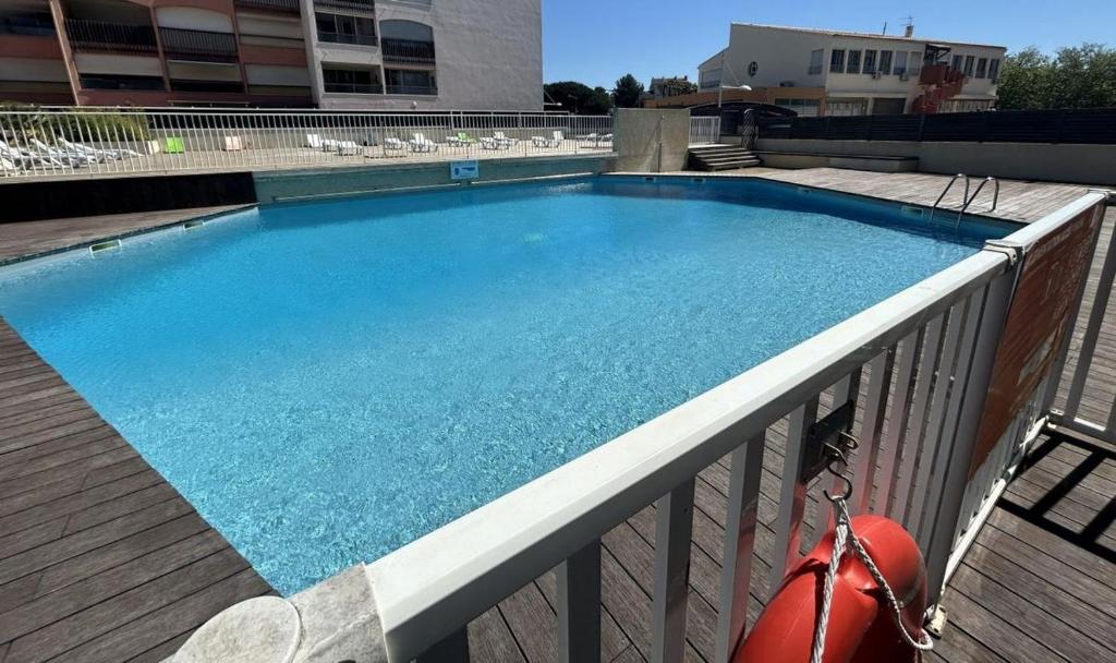 einen Pool auf dem Balkon eines Gebäudes in der Unterkunft T2 4 couchages Port du Cap d'Agde , climatisation , piscine in Cap d'Agde