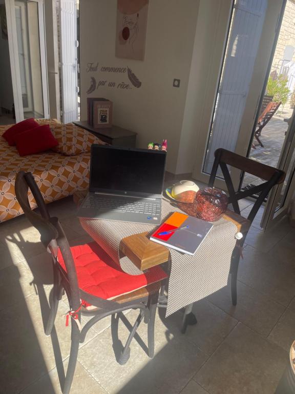 Posezení v ubytování L'appart Thé - Charme apaisant au coeur des Alpilles