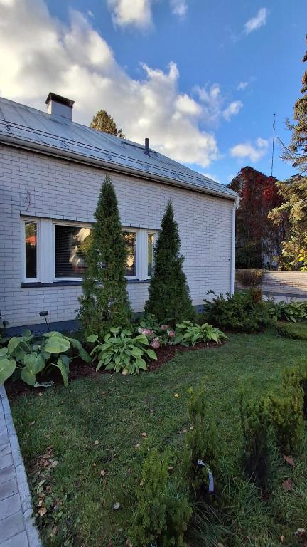 Zahrada ubytování Rauhallinen kaksio Urpolassa