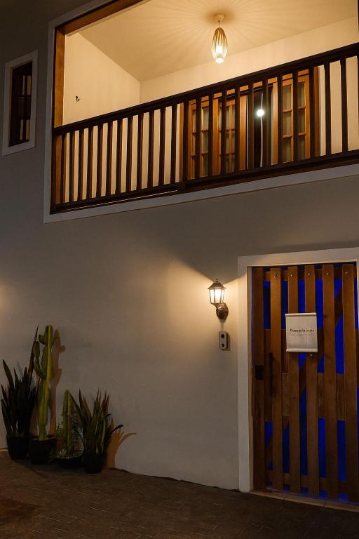 Habitación con escalera y puerta de madera. en Morada da Lena - Praia do Forte, en Farol