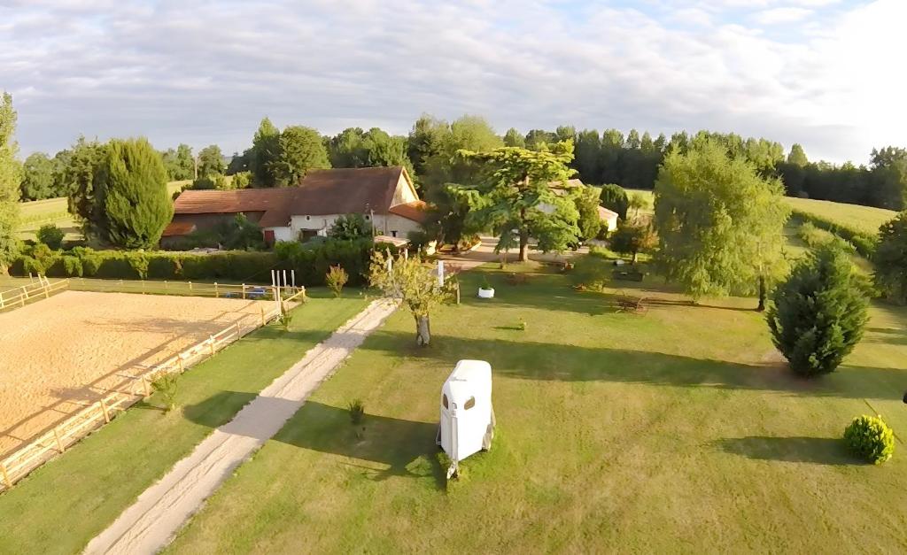 eine Luftansicht auf einen Hof mit einem Haus in der Unterkunft Gite Jardin De Pomarede in Prigonrieux