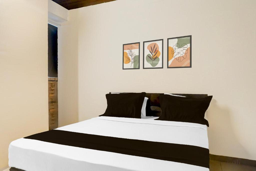 Giường trong phòng chung tại Hotel O Saideep Lodging