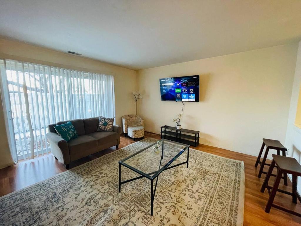 Μια τηλεόραση ή/και κέντρο ψυχαγωγίας στο Cozy 2br, 2ba Apartment In Elkins Park