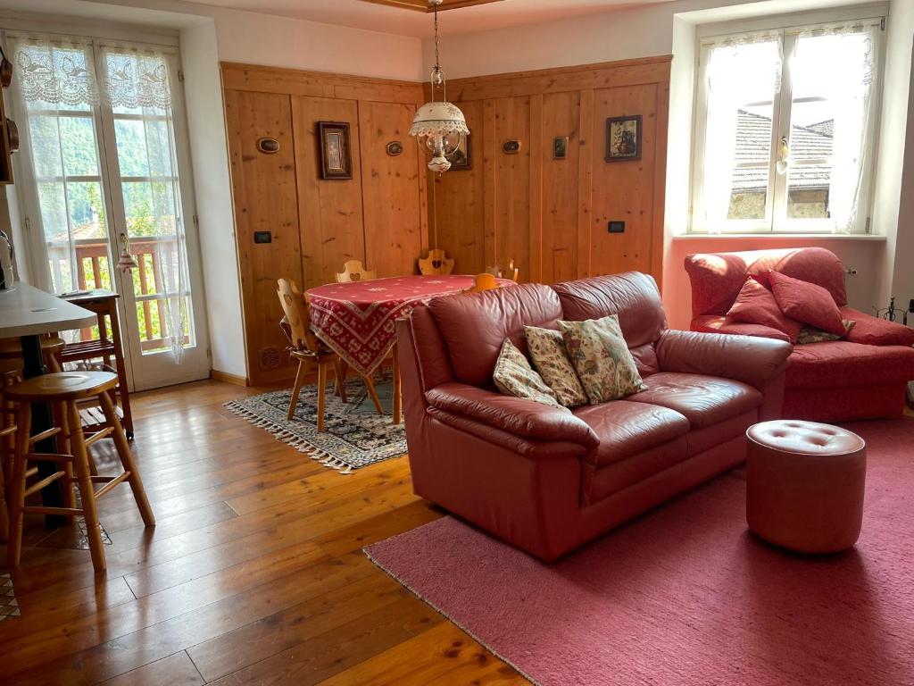 una sala de estar con un sofá y una mesa en Casa Giò by Go New Location, en Terzolas